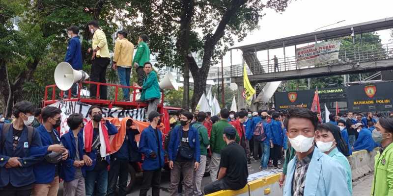 Polisi mengerahkan mobil barikade untuk menghalau mahasiswa merapat ke Depan Istana Negara/RMOL