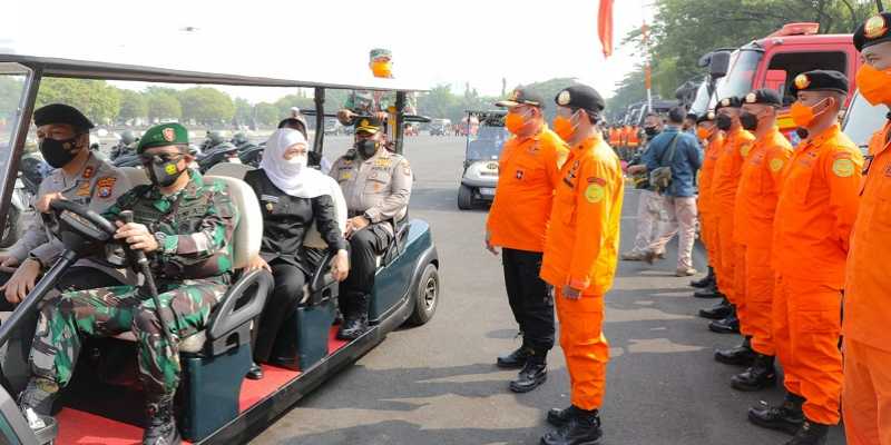 Khofifah bersama Pangdam Brawaijaya, Kapolda Jatim saat meninjau pasukan penanggulangan Bencana/Ist