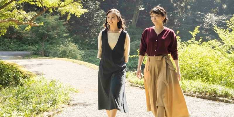 Putri Mako bersama adik perempuannya, Putri Kiko, sedang berjalan-jalan di halaman istana kekaisaran/Net