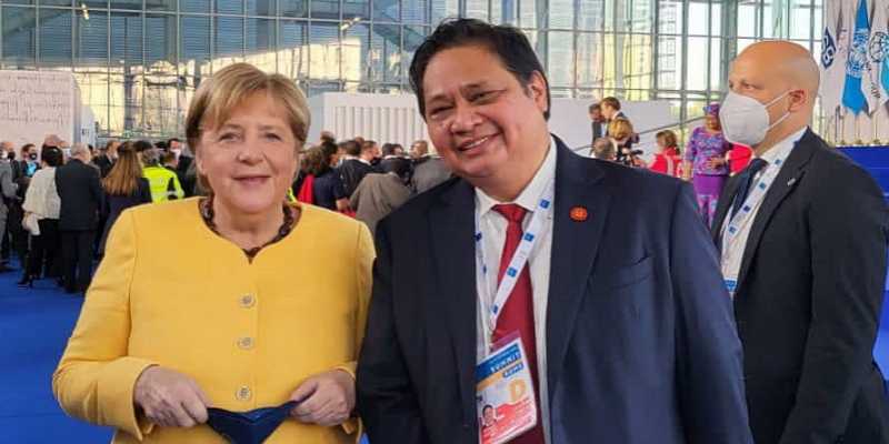 Airlangga berfoto bersama Angela Merkel yang kenakan baju kuning/Ist