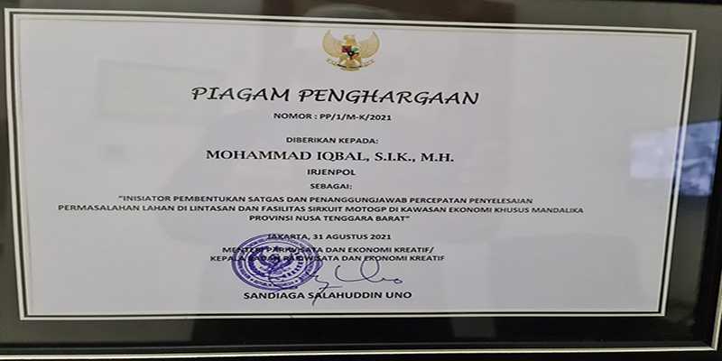 Piagam penghargaan Menparekraf kepada Kapolda NTB