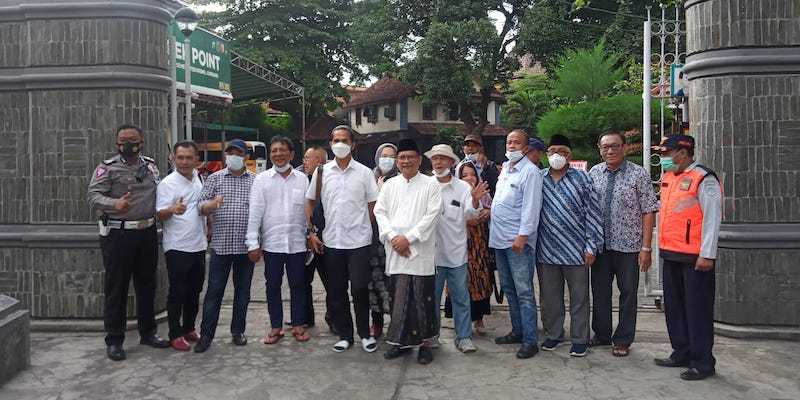 Para aktivis berfoto bersama saat berziarah ke makam Gus Dur/Ist