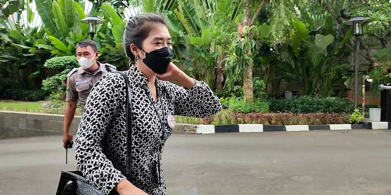 Saksi bernama Tri Rosmayanti yang merupakan teller di salah satu money changer atau tempat penukaran uang asing/RMOL