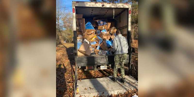 Petugas mengangkut paket yang berhamburan dan nampaknya sengaja dibuang ke jurang di Alabama, Rabu 24 November 2021/Net