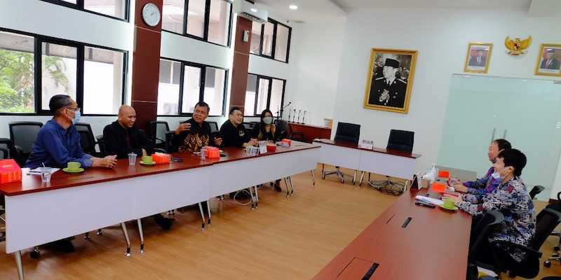 Dubes Korea Utara An Kwang Il (sebelah kanan) didampingi Sekretaris Ri Ching Ryul dalam pertemuan dengan Grup Studi Juche Indonesia, di UBK, Jalan Pegangsaan, Jakarta Pusat, 14 Desember 2021./RMOL