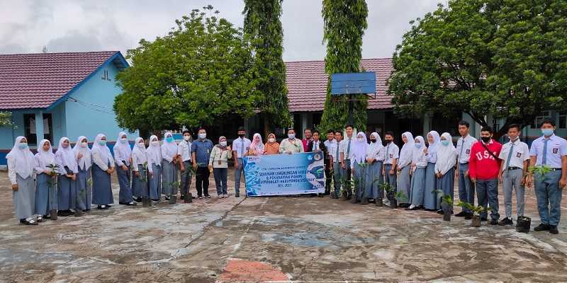 Usai tanam pohon dan seminar, para siswa/siswi SMAN 1 Merapi Barat, Kabupaten Lahat melakukan sesi foto bersama/RMOL