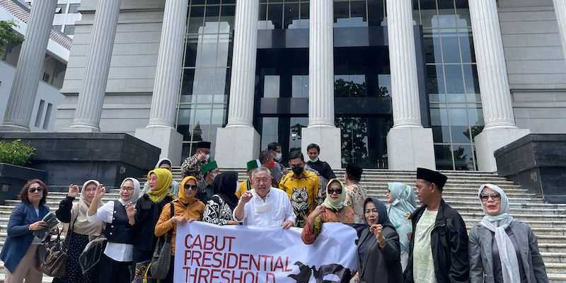 Koordinator Komunitas Tionghoa Antikorupsi (KomTak), Lieus Sungkharisma saat mengajukan gugatan ke Mahkamah Konstitusi (MK)/Ist