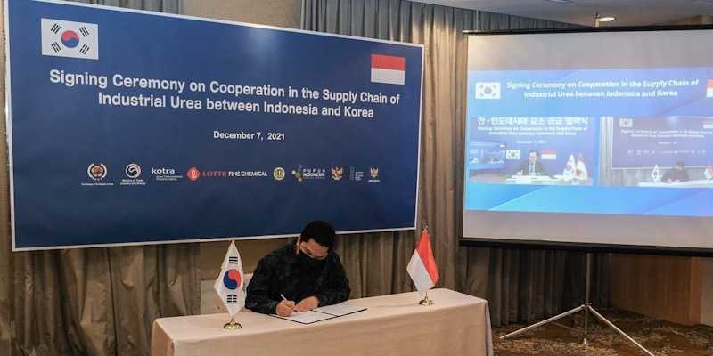 Menteri Perindustrian Korea Selatan Moon Sung-wook dan Menteri BUMN Erik Thohir melakukan penandatangan Nota Kesepahaman terkait impor urea. Penandatanganan itu disaksikan oleh Duta Besar Korea Selatan untuk Indonesia Park Tae-sung/Repro 