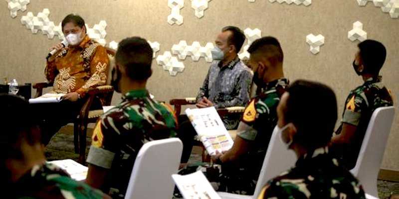 Menteri Koordinator Bidang Perekonomian Airlangga Hartarto saat menjamu taruna akademi militer di Kantor Kemenko Perekonomian/Ist