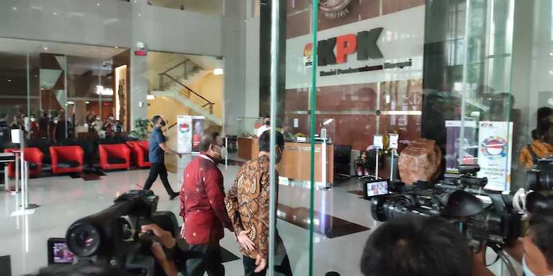 Presiden Joko Widodo berjalan bersama Ketua KPK Firli Bahuri/RMOL