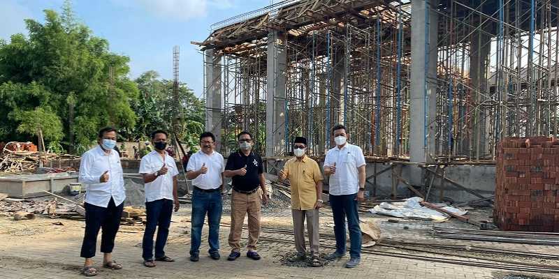 Wartawan Senior Ilham Bintang dan panitia Pembangunan Masjid meninjau perkembangan bangunan Masjid At Tabayyun/RMOL