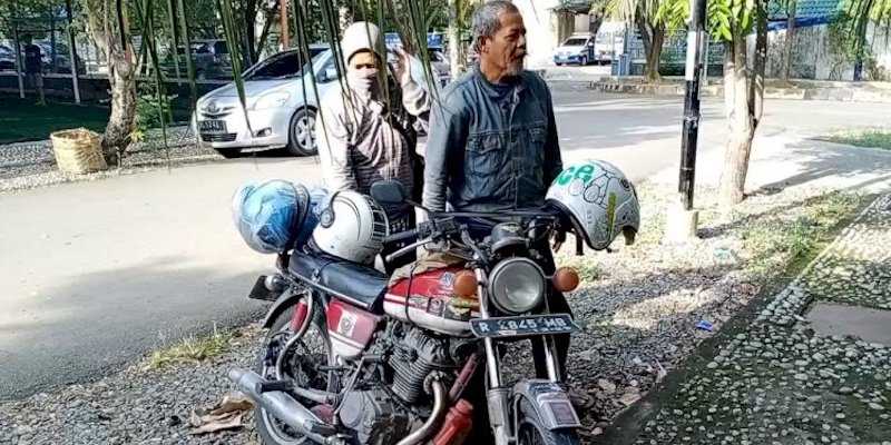 Kiki Hartono dan Heli Hidayati bersama motor CB 100 tunggangannya/RMOL Aceh 