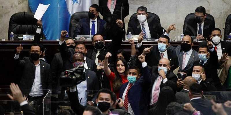 Perkelahian di antara anggota parlemen di Honduras/Reuters