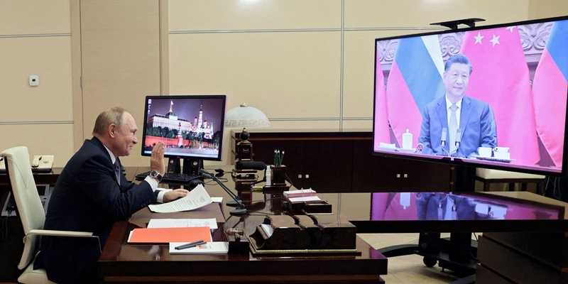 Presiden Vladimir Putin nampak akrab selama konferensi video dengan Presiden China Xi Jinping, pada Desember 2021/Net