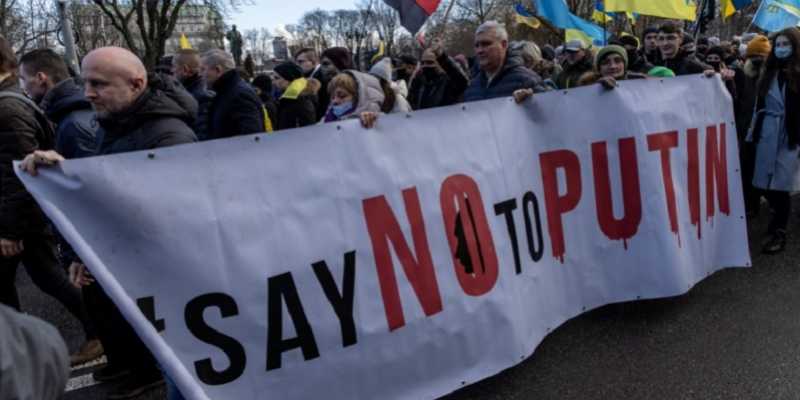 Unjuk rasa persatuan warga Ukraina atas kemungkinan invasi Rusia/Getty Images