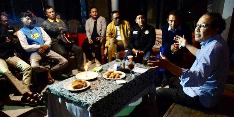 Tokoh senior, DR. Rizal Ramli saat berbincang dengan aktivis di Tasikmalaya/Net