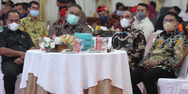 Ketua Umum JMSI Teguh Santosa (kedua dari kiri) bersama Gubernur Sumatera Edy Rahmayadi (kedua dari kanan) ketika menghadiri ulang tahun Sumut24 di Medan, Kamis (17/3)./RMOL