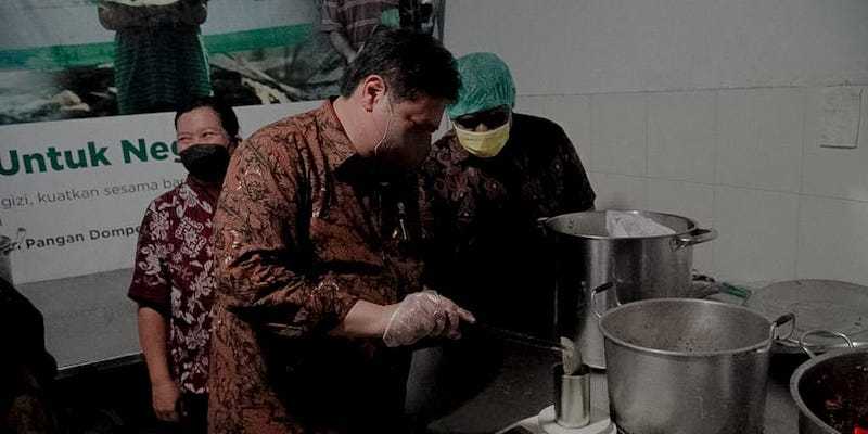 Menteri Koordinator Bidang Perekonomian, Airlangga Hartarto praktik langsung memasukkan gudeg ke dalam kaleng kemasan/Ist