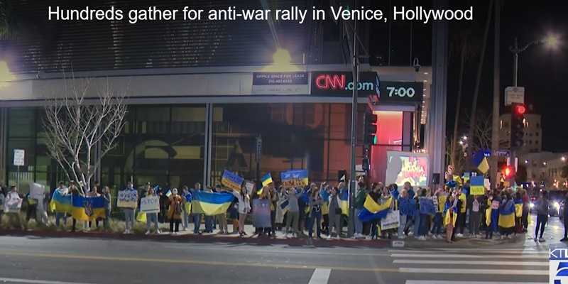 Warga Venesia berkumpul untuk melakukan aksi protes pada Senin malam 28 Februari 2022/Net