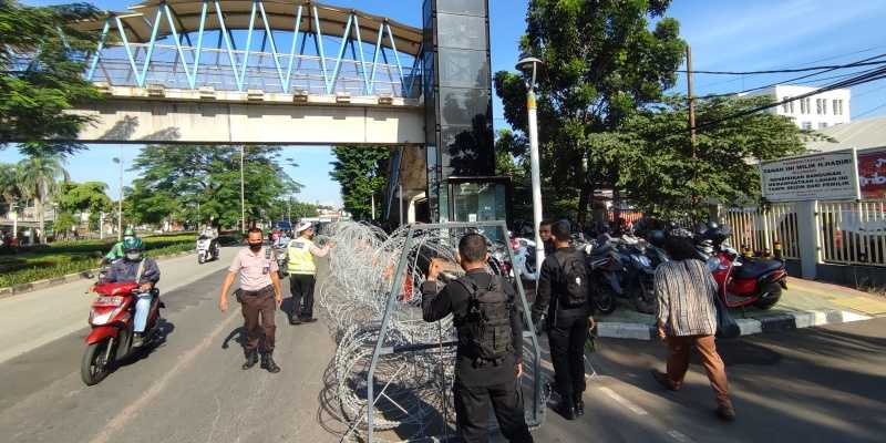 Barier atau kawat berduri dipasang aparat kepolisian di area PN Jakarta Timur/RMOL