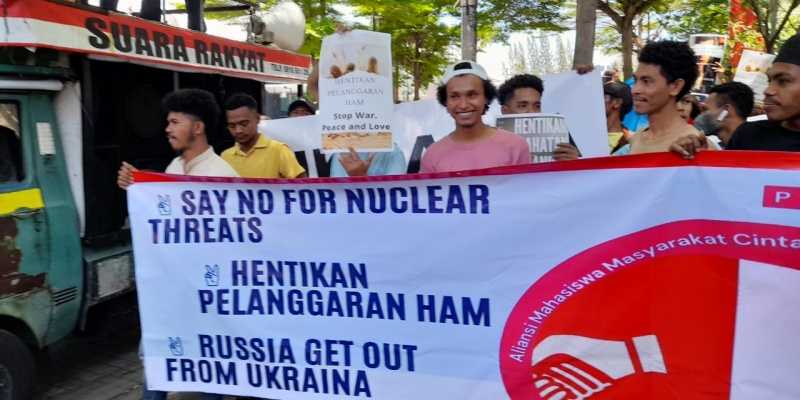 Aliansi Mahasiswa Masyarakat Indonesia Cinta Damai menggelar aksi solidaritas di depan Kedubes Ukraina di Jakarta/RMOL