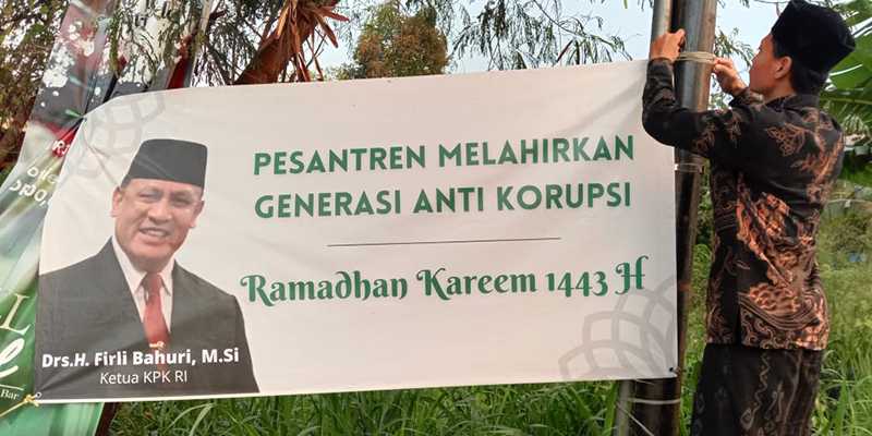 Spanduk berisi pesan Ramadhan ketua KPK Firli Bahuri/Ist 