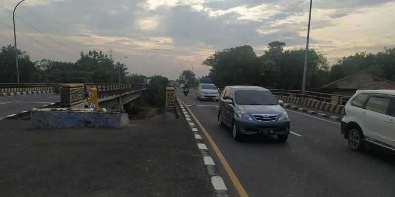 Kendaraan ramai lancar saat melintasi jalur Pantura arah Cirebon, Jawa Barat, Sabtu 30 April 2022 siang/RMOL