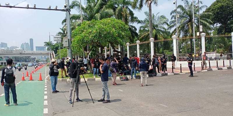 Sekelompok wartawan mempersiapkan diri meliput aksi di depan gedung DPR/RMOL