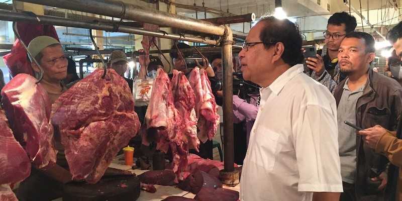 Mantan Menko Ekuin era Presiden Gus Dur ini, berdialog dengan pedagang di Pasar Kramat Jati, Jakarta Timur/Ist