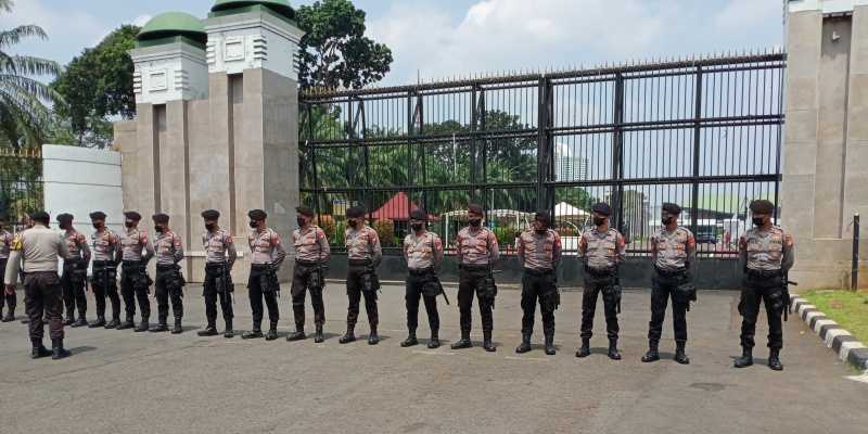 Aparat kepolisian tampak mengamankan area Jalan Gatot Subroto depan Gedung DPR RI/RMOL