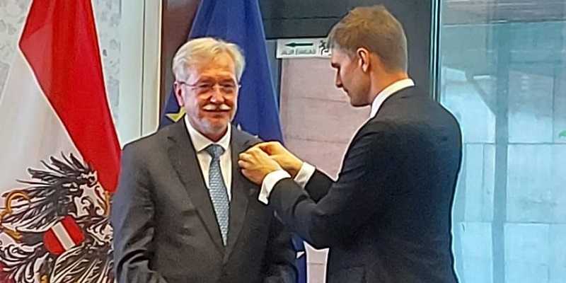 Presiden Direktur PT Andritz Hydro Indonesia, Josef Ullmer mendapatkan penghargaan â€œDecoration of Honour in Gold for Services to the Republic of Austria