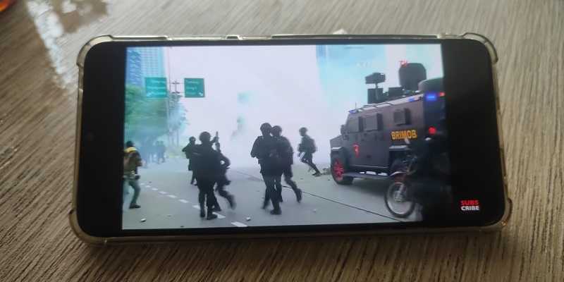 Pasukan Brimob saat bubarkan massa aksi dengan tembak gas air mata/RMOL