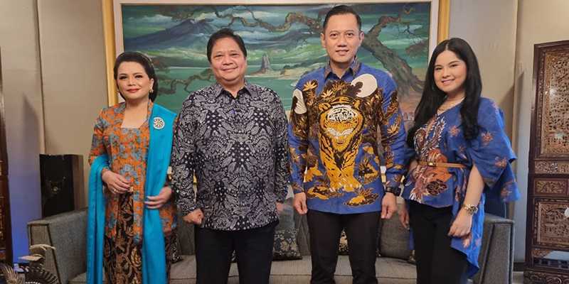 Dengan didampingi istrinya, Airlangga Hartarto saat menerima kedatangan Ketua Umum Partai Demokrat, Agus Harimurti Yudhoyono/Net