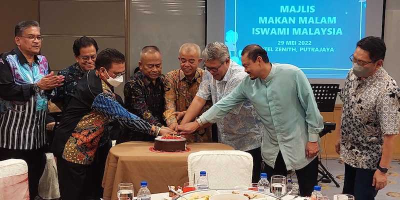 Pimpinan ISWAMI memotong kue tanda persahabatan dalam jamuan makan malam di Hotel Zenith, Putrajaya, Minggu (29/50./RMOL