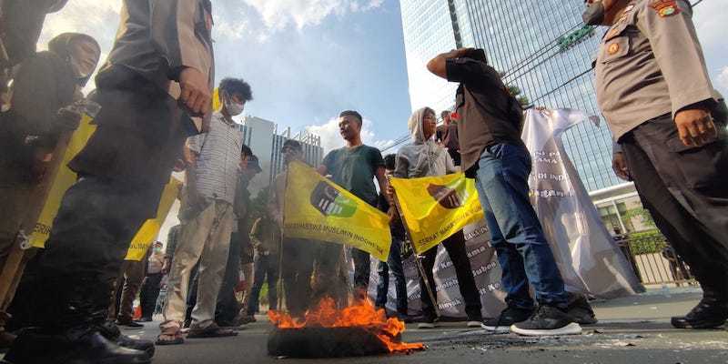 Tiga organisasi Islam tanah air saat memblokir jalan dan bakar ban di depan Gedung Kedutaan Besar (Kedubes) India yang berada di Gama Tower, Kuningan, Jakarta Selatan, Jumat sore (10/6)/RMOL