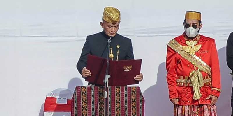 Wakil Ketua DPR RI, Lodewijk F Paulus mengenakan pakaian adat Lampung saat membacakan teks Pembukaan UUD 1945/Net 
