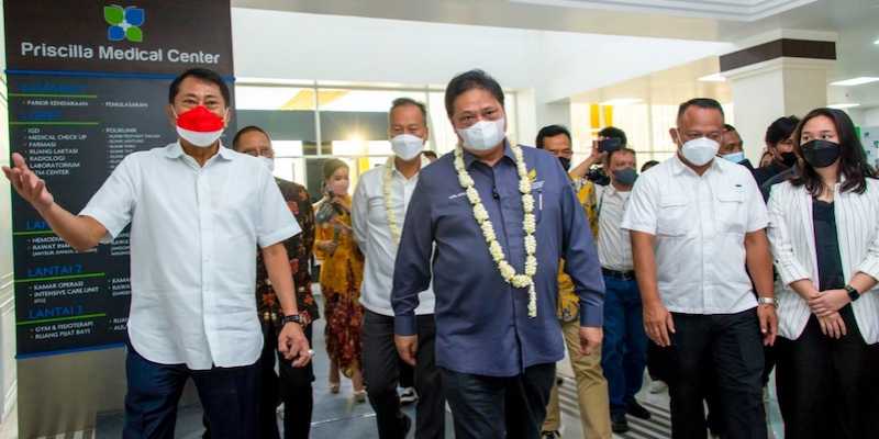 Airlangga Hartarto saat masuk lokasi acara Grand Opening Priscilla Medical Center (PMC) di Cilacap, Jumat (1/07)/Ist