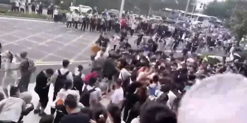 Bentrokan pecah antara pengunjuk rasa dan aparat keamanan/Net