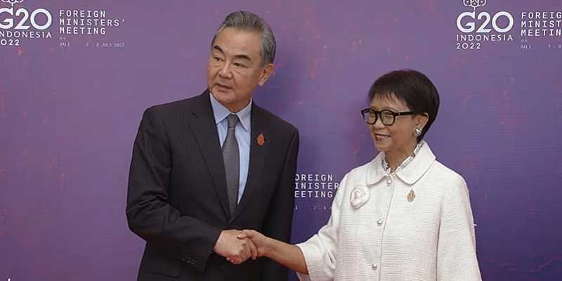 Menteri Luar Negeri RI Retno Marsudi menyambut Menteri Luar Negeri China Wang Yi di FMM G20 di Nusa Dua, Bali, Jumat (8/7)/Repro