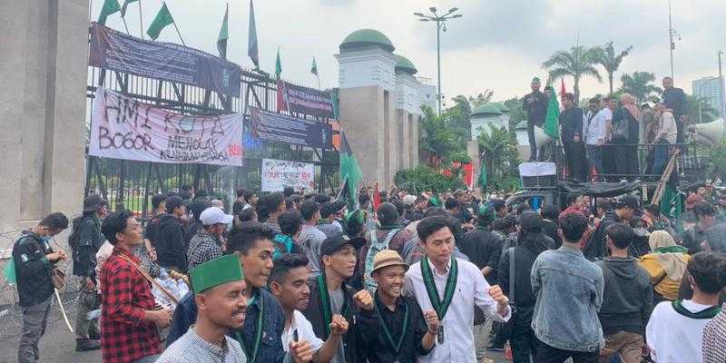 Selain orasi, kader HMI juga membentangkan spanduk dan pamflet penolakan kenaikan harga BBM/RMOL