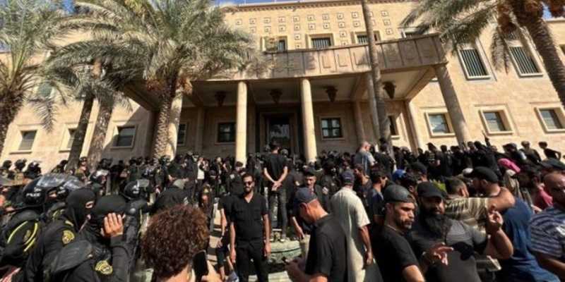 Pengikut ulama Syiah Muqtada Al-Sadr menggeruduk istana presiden Irak, Senin 29 Agustus 2022/Net