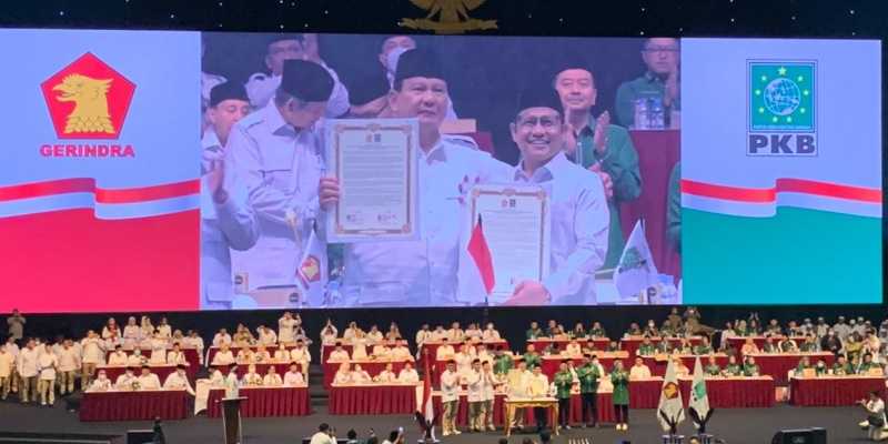 Ketua Umum Partai Gerindra, Prabowo Subianto merangkul pundak Ketua Umum PKB, Muhaimin Iskandar usai penandatanganan MoU koalisi 2024/RMOL
