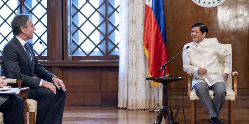 Menteri Luar Negeri Antony Blinken, kiri, bertemu dengan Presiden Filipina Ferdinand Marcos Jr. di Istana Malacanang di Manila, Filipina/Net
