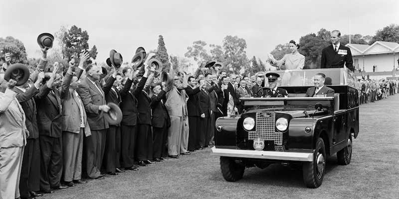 Para pria berbaris di Canberra untuk melihat Ratu dan Duke of Edinburgh dalam perjalanan pertama mereka ke Australia