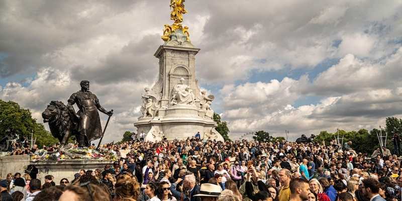 Jutaan warga Inggris berkumpul di depan Istana untuk mendengarkan pidato Raja Charles III pada Jumat 9 September 2022/Net