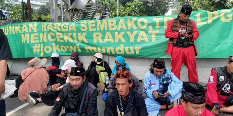 Spanduk tuntutan massa aksi bertulistkan tagar Jokowi Mundur/RMOLJakarta