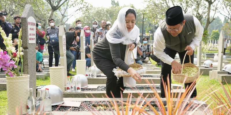 Puan Maharani dan Cak Imin saat ziarah ke makam Taufiq Kiemas/RMOL