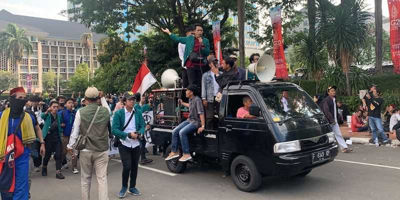 Massa aksi dari UIKA Bogor orasi menyampaikan aspirasi penolakan kebijakan kenaikan BBM/RMOL