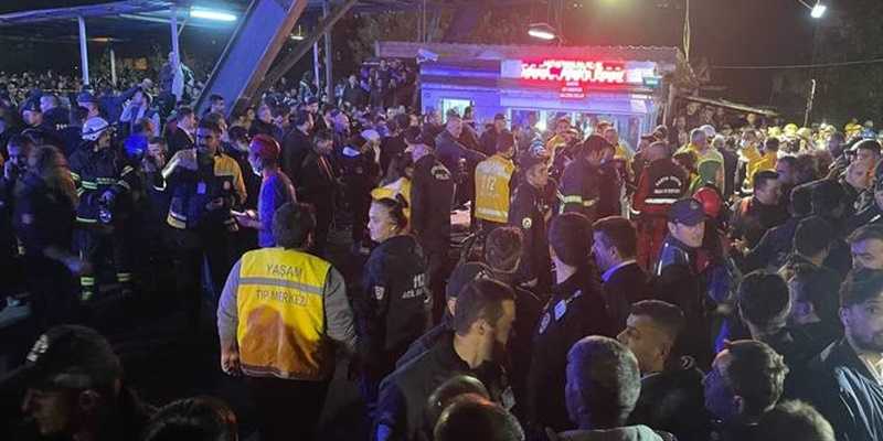Petugas penyelamat berkumpul di lokasi ledakan tambang batu bara di Bartin, Turki/Net