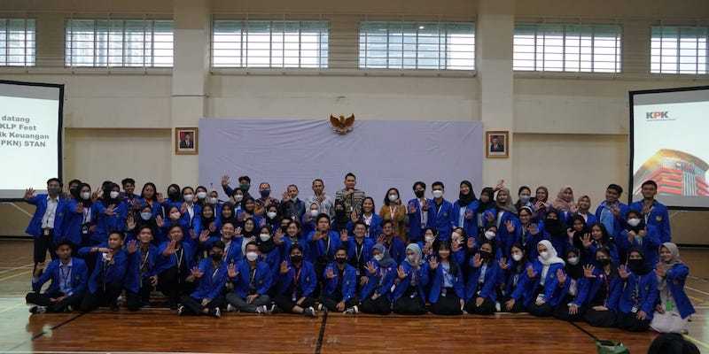 Mahasiswa Politeknik Keuangan Negara STAN sesi foto bersama dengan pihak KPK/RMOL